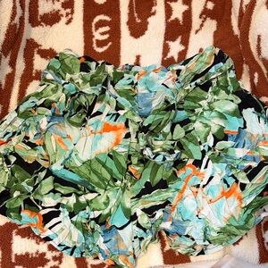 Tropical Green Jurassic world Women's Shorts